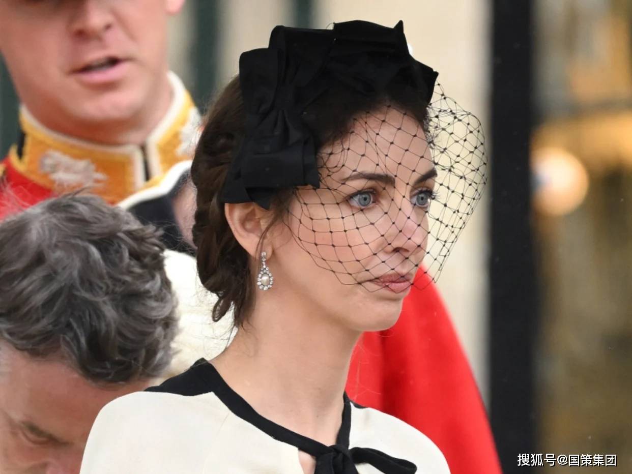 罗斯·汉伯里(的超级罕见帖子显示了她在威廉王子谣言中的优先事项