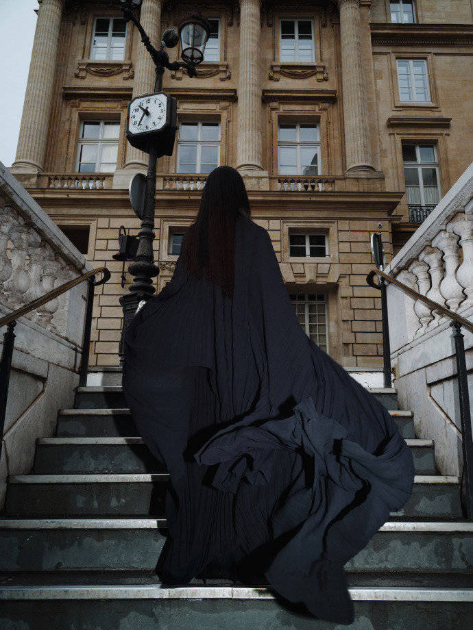 原创杨超越写真丨一袭黑衣漫步巴黎造型复古时尚身姿优雅