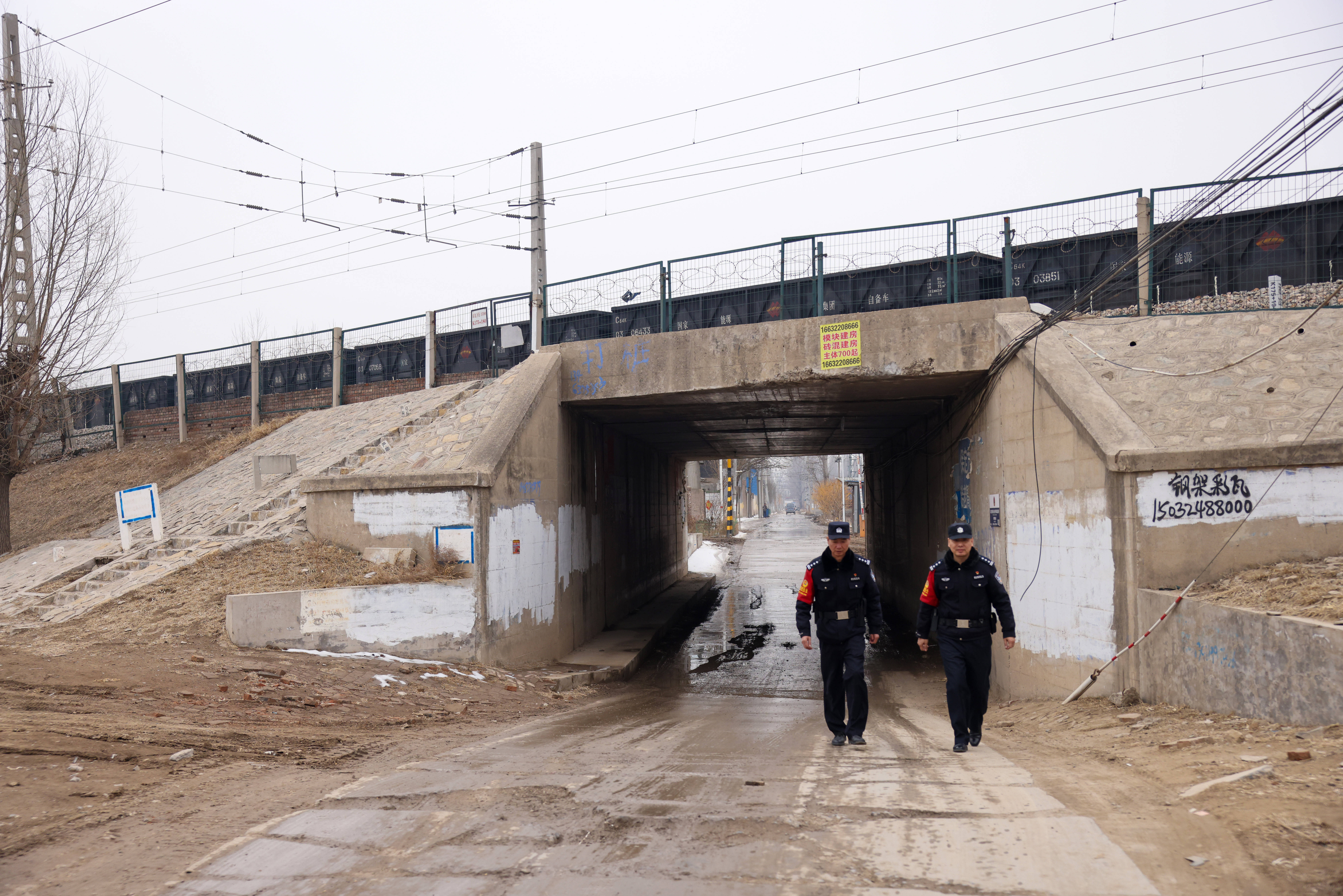 图为石家庄铁路公安处河间西站派出所民警景国杰与同事在线路涵洞附近
