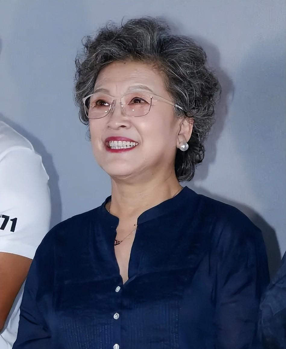 孕中拍戏导致不育,72岁"丁克"一辈子的宋春丽,如今成人生赢家_孩子_孙