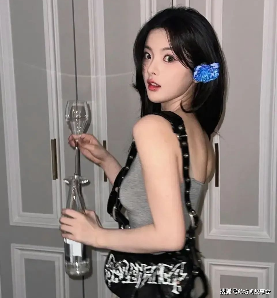 原创杨超越晒灰色吊带辣妹风随拍身材姣好清纯性感