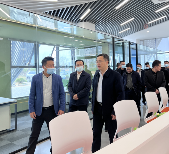 九江市鲍成庚成庚莅临青网科技园九江园区调研
