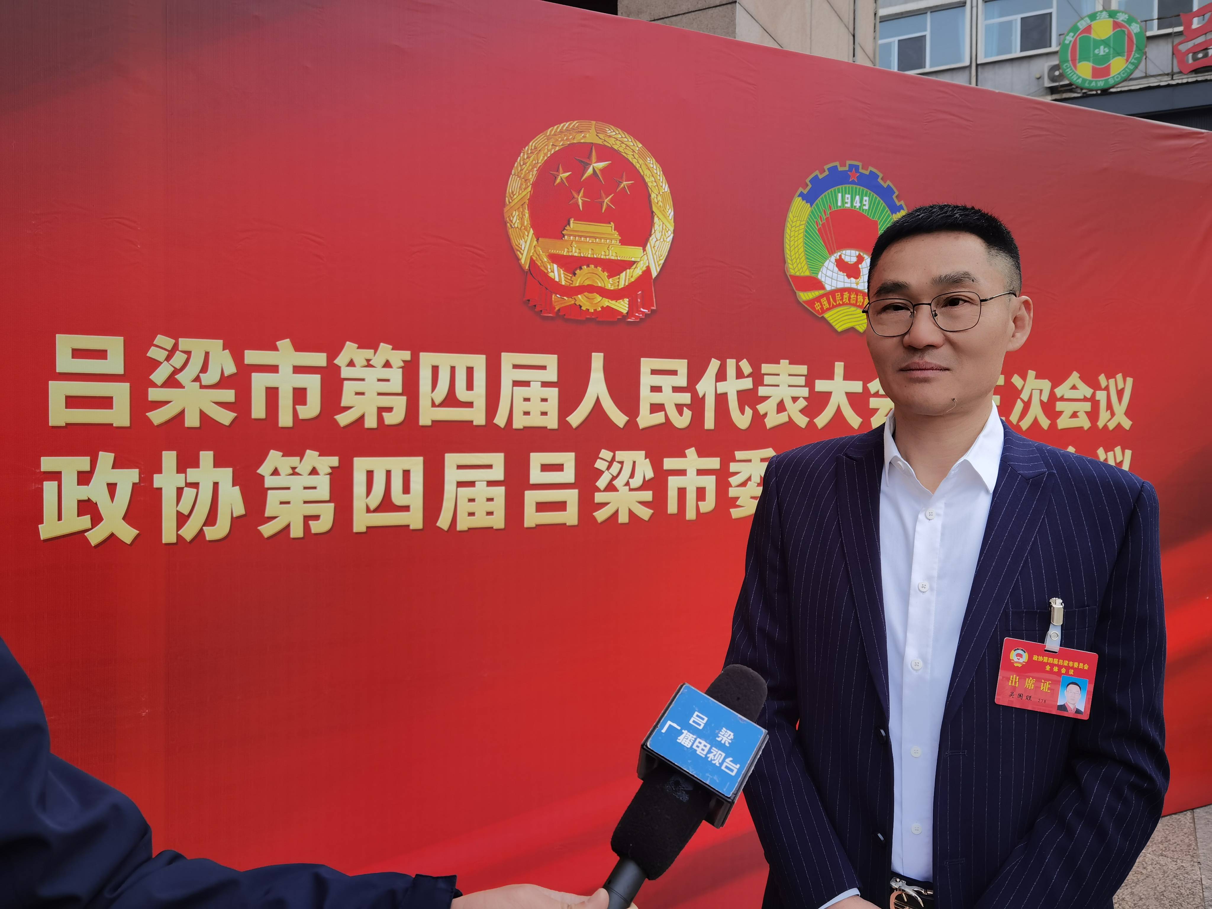 在第61个学雷锋日,吕梁市政协委员,孝义市玛丽娅女子医院董事长吴国旺