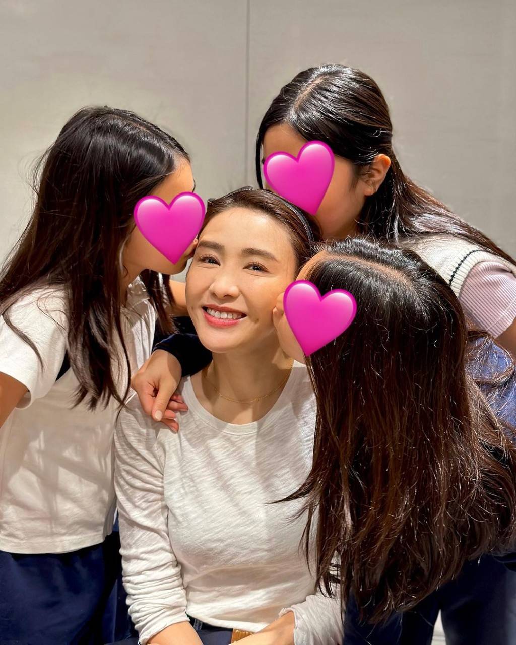 而在前不久15周年结婚纪念日,黎姿晒出丈夫送的大束鲜花,另一张照片上