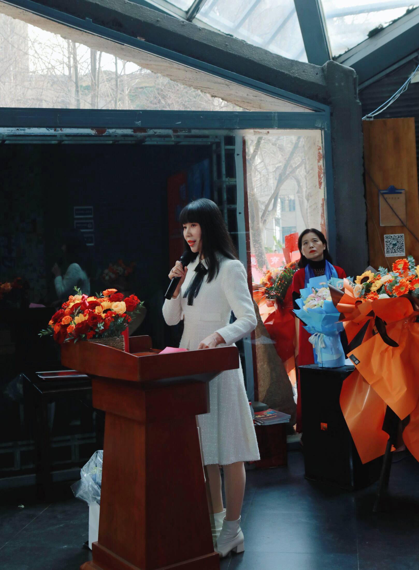 施施然2024中国女诗人诗画行背对人间烟火暖玉艺术展的致辞