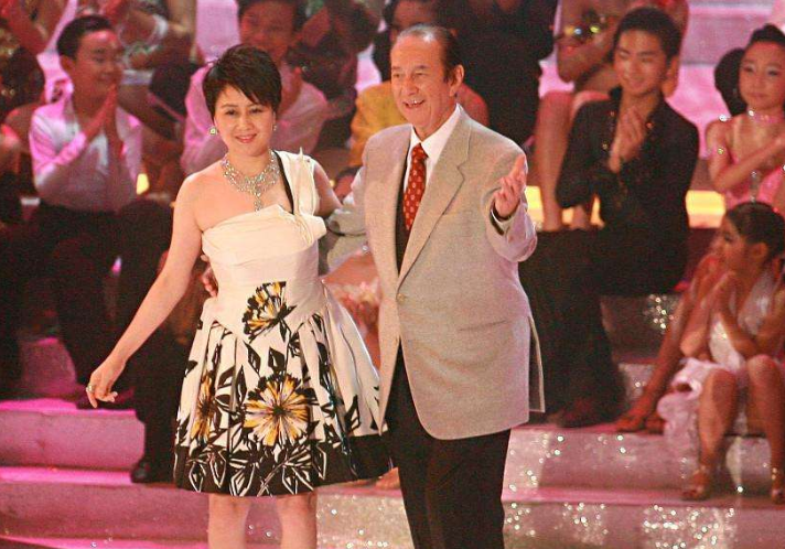 赌王女儿何超盈:倒贴14亿下嫁东北小伙,婚后被小8岁丈夫宠成宝_何超琼