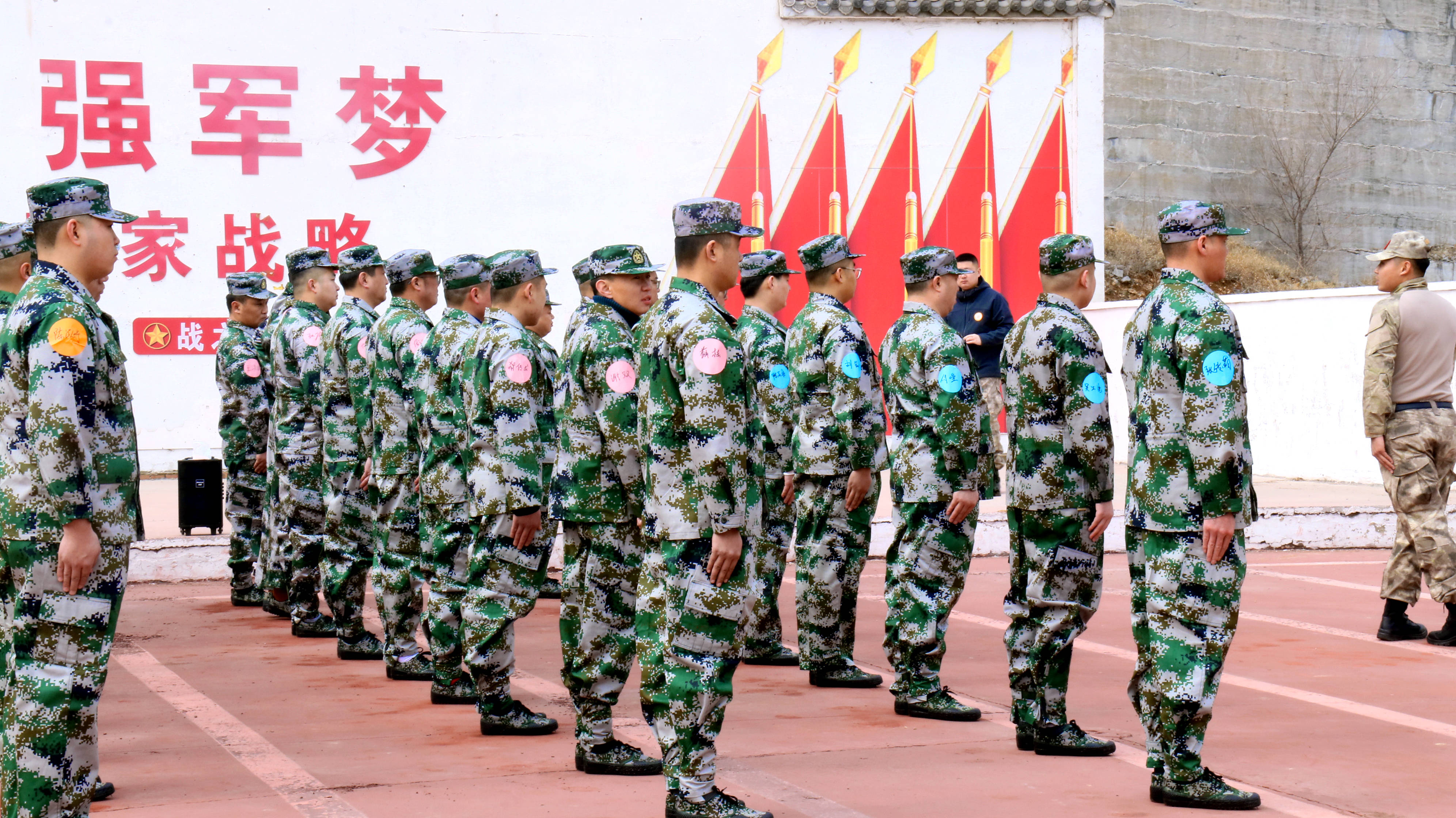 员工们穿上特制的军训服装,也从一瓶普通的员工,成为了军人