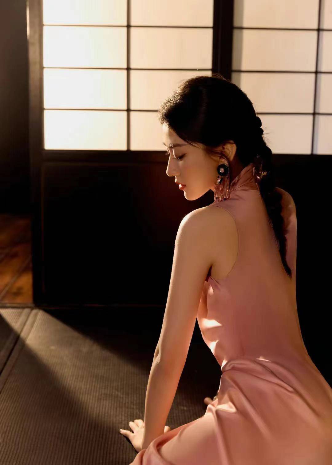 原创梁洁惊艳登场粉裙黑丝展古韵新姿冷艳端庄美出新境界