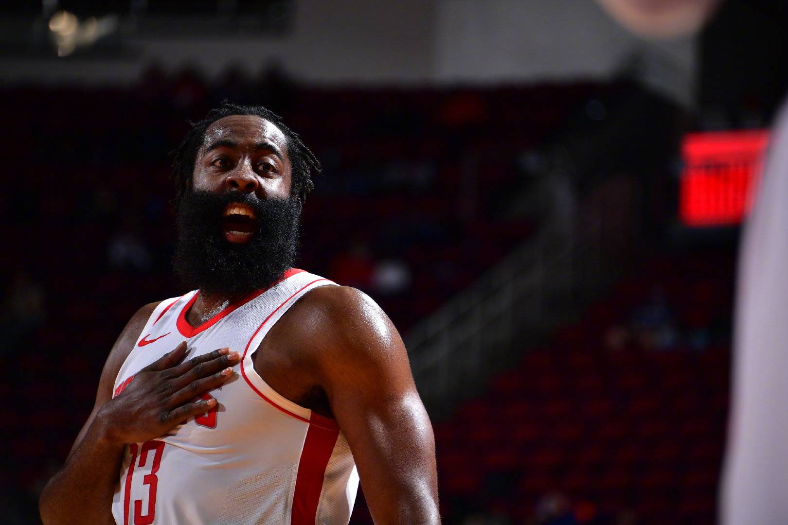 哈登刚跟火箭打过一场比赛,对火箭的年轻球员印象深刻.