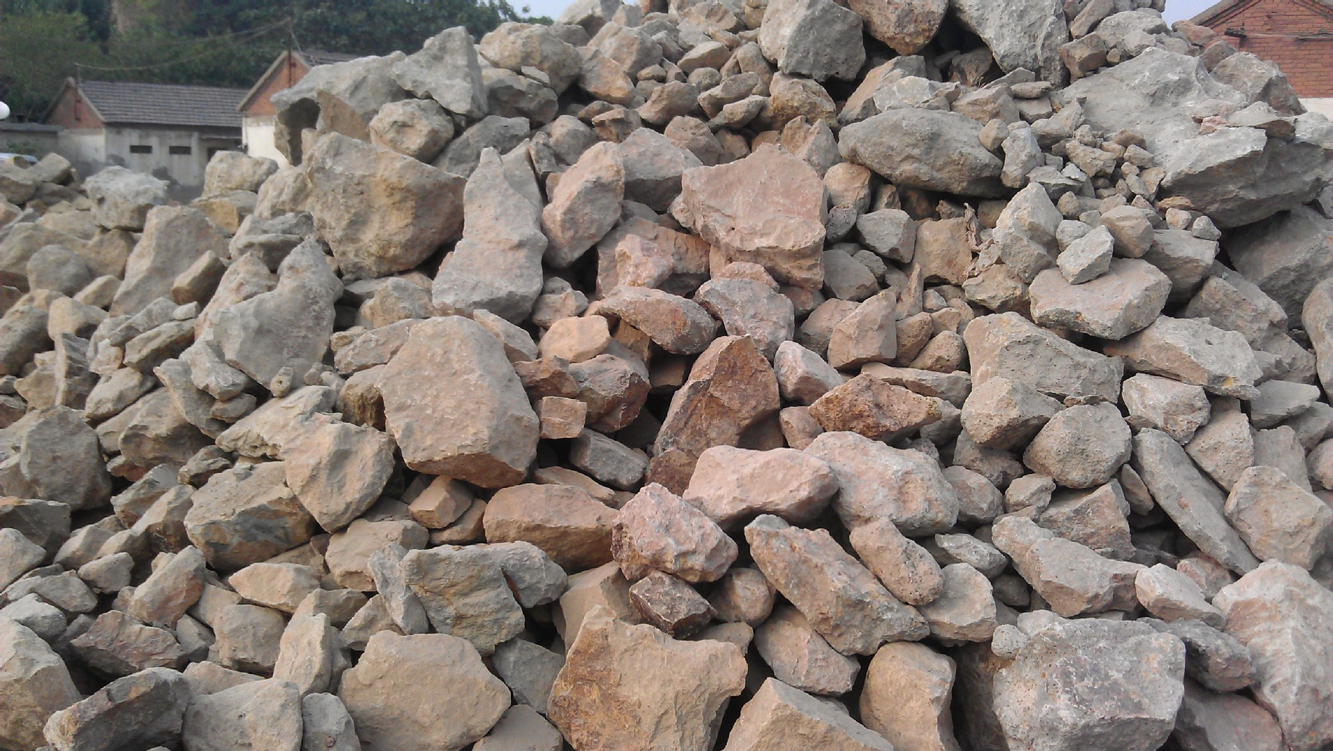 铝矾土是一种重要的工业矿物原料