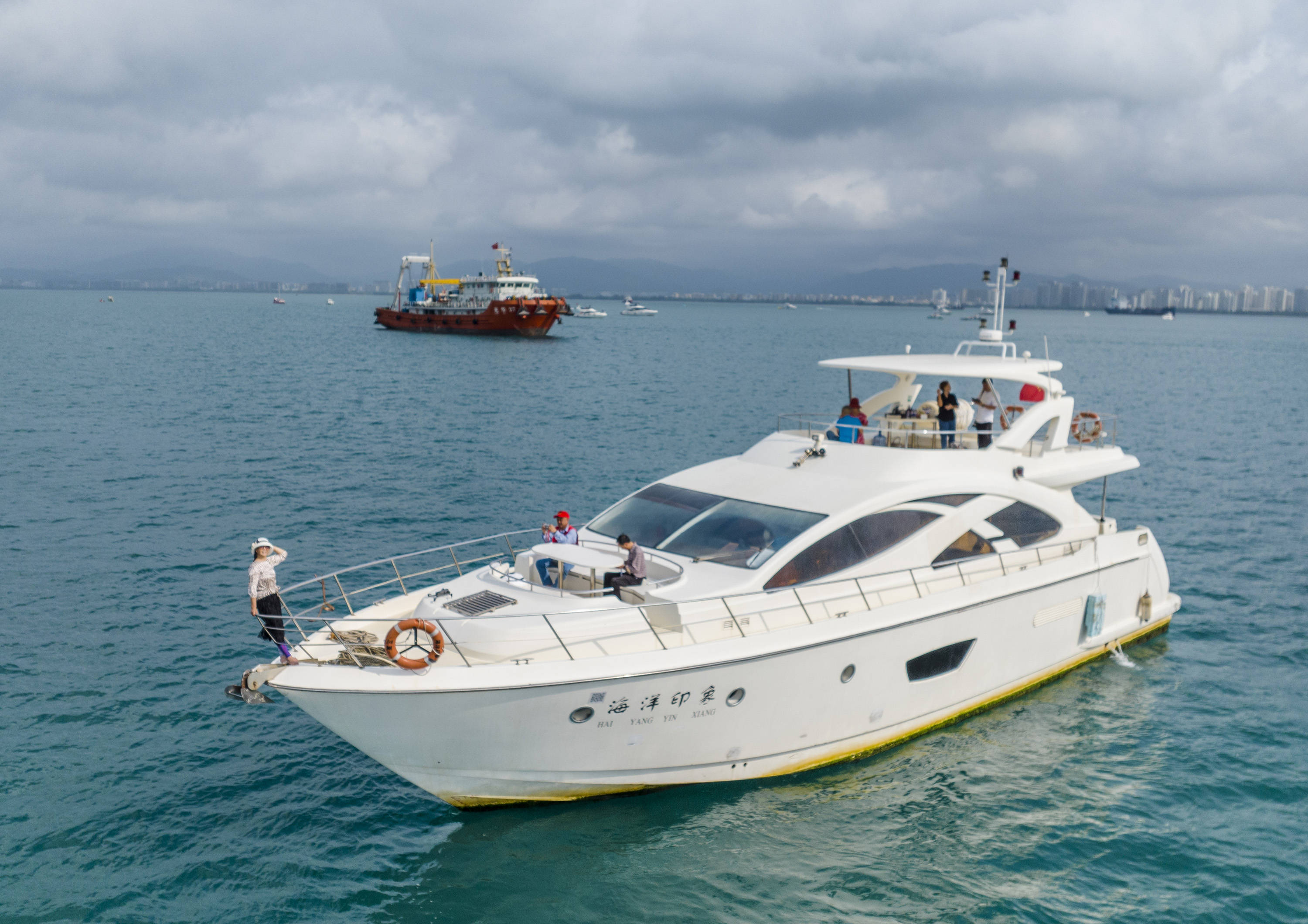 海南三亚:海洋印象号游艇畅游三亚湾