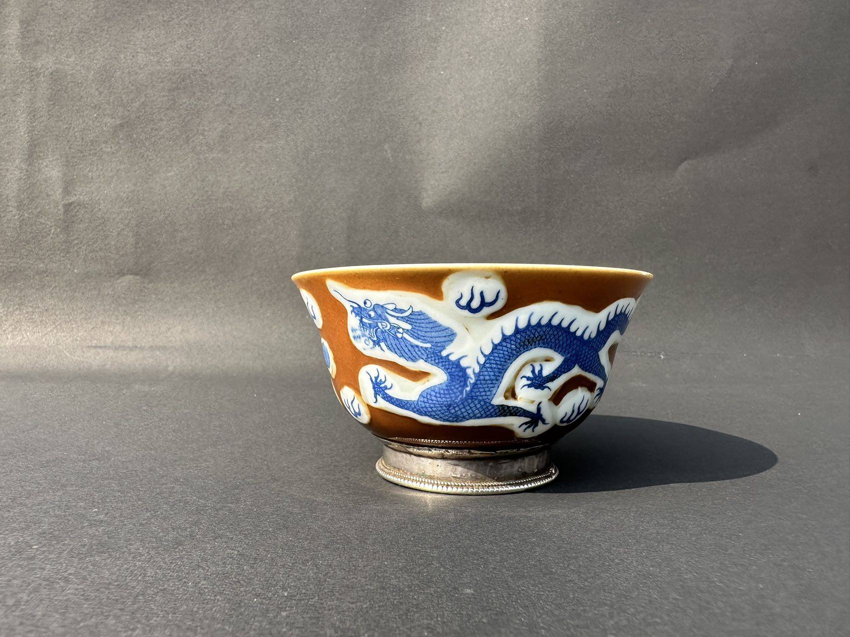 清乾隆紫金釉青花白地云龙纹碗具有特殊美感