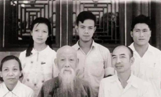 他辞官回家,途中遇土匪打劫,搜查他行李后,土匪崩溃跪送其30里_张难先