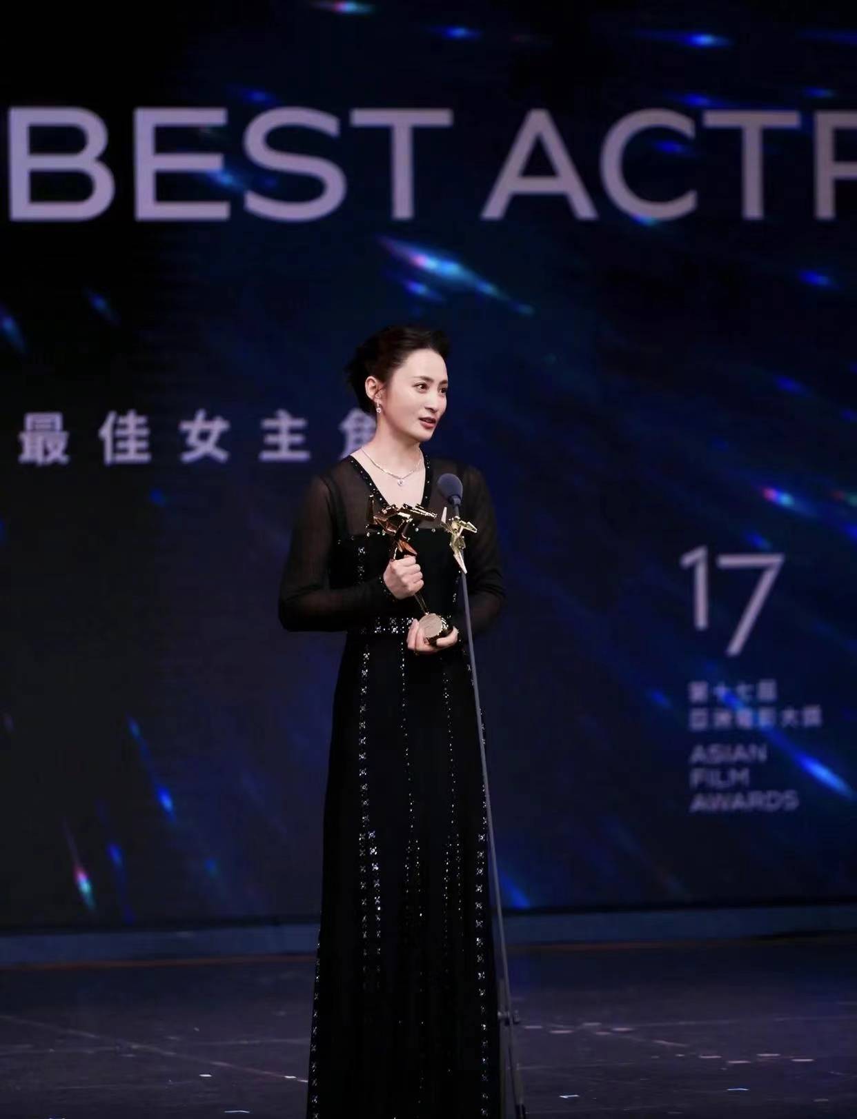 原创蒋勤勤闪耀亚洲影坛荣获影后殊荣陈建斌激动飞吻送祝福光彩照人