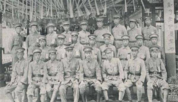 宁汉合流后,李之龙在武汉秘密组织新海军社,从事兵运工作.