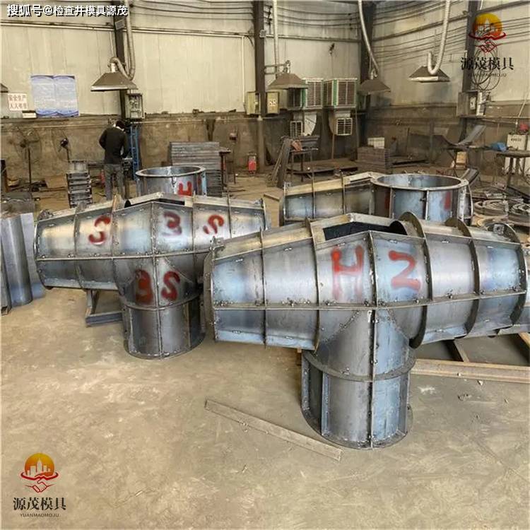 有些还有十几吨的大型扭工字块.