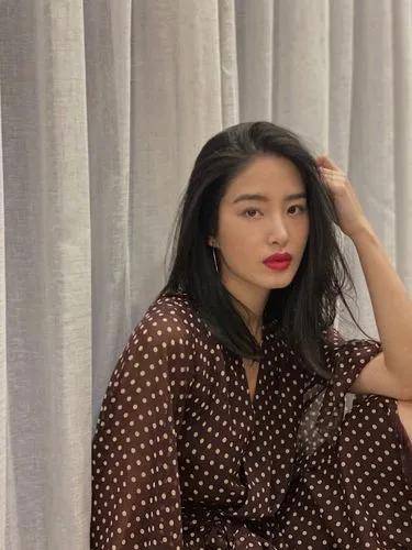 原创杨采钰五连自拍美照分享红唇比耶成焦点网友惊呼太美了