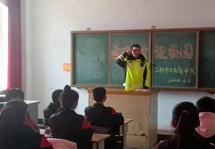 桓仁县公安局交管大队关工委精心织密校园交通安全防护网精心守护学生