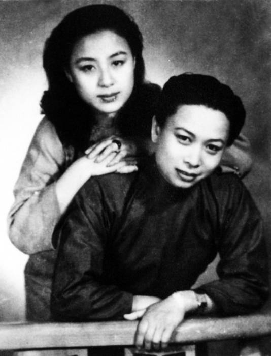 五十年代,袁雪芬,徐玉兰,王文娟,张桂凤,金采风,吕瑞英与邓颖超大姐
