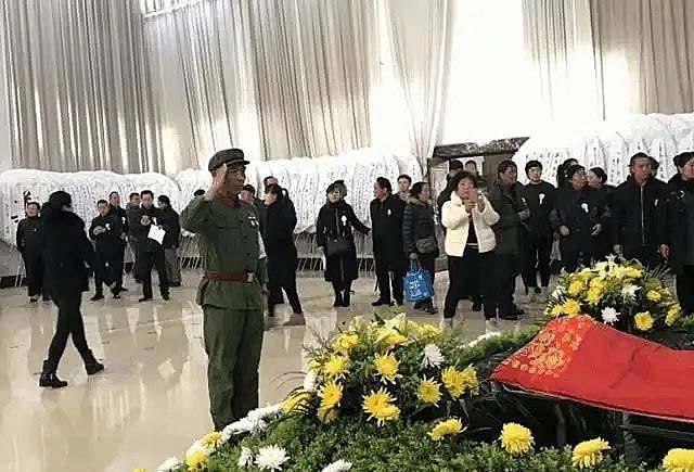 他们身着昔日的军装,肃立在老将军的遗体前,向他敬礼默哀.