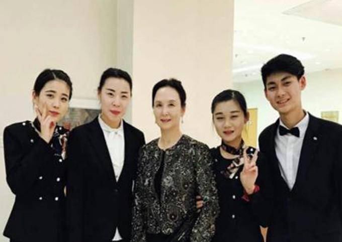 一生只演了一部戏,靠经商身价过亿_邱佩宁_形象_丈夫