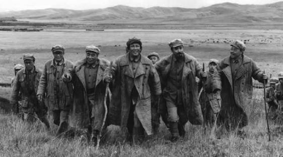 扫墓时小学生总喜欢擦拭一块墓碑18岁方知那里葬的竟是亲生父亲