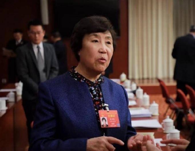 原创郭凤莲从家喻户晓的铁姑娘到今天驰骋商海的女总裁