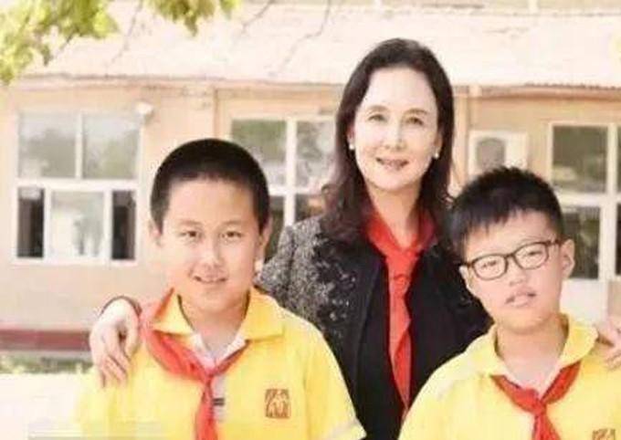 一生只演了一部戏,靠经商身价过亿_邱佩宁_形象_丈夫