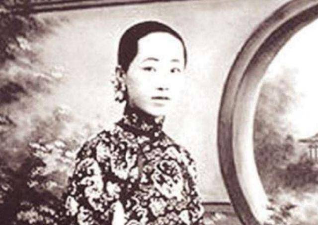 "来喜啊,我还是习惯……叫你来喜……"李蕙仙颤颤巍巍地抓起王桂荃的