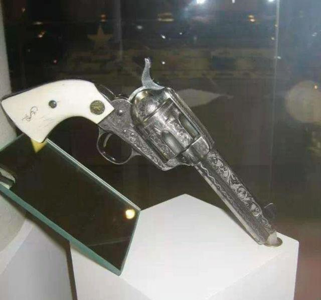 8千克,全枪长137.5厘米,枪管长19厘米,初速约259米/秒.采用.