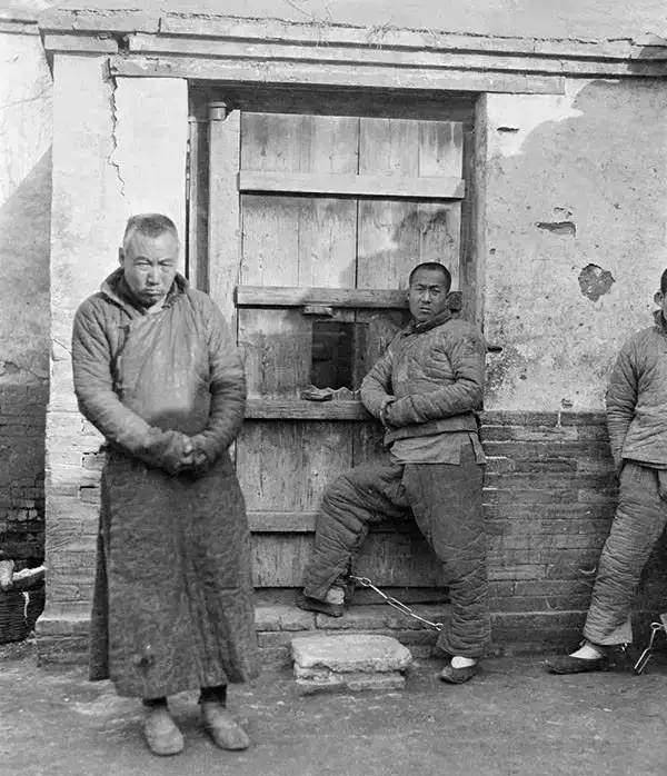 原创这伙土匪有点惨气势汹汹去抢骡子被老百姓拎着粪叉子打蒙了