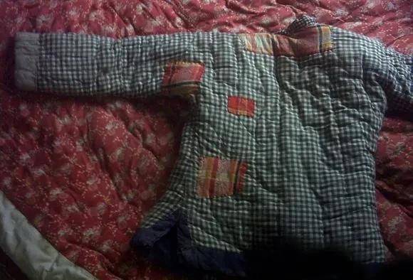 继续说这个心酸的故事吧.后来,蔡宝光又带着一家人回到了台湾.