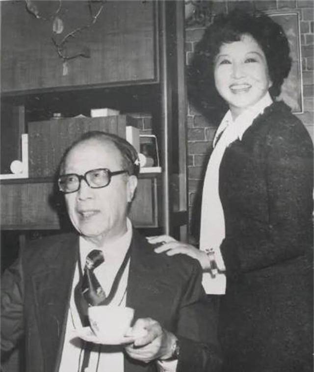 原创美貌俞珊演出前突然想上厕所徐志摩慌忙捧痰盂引得哄堂大笑