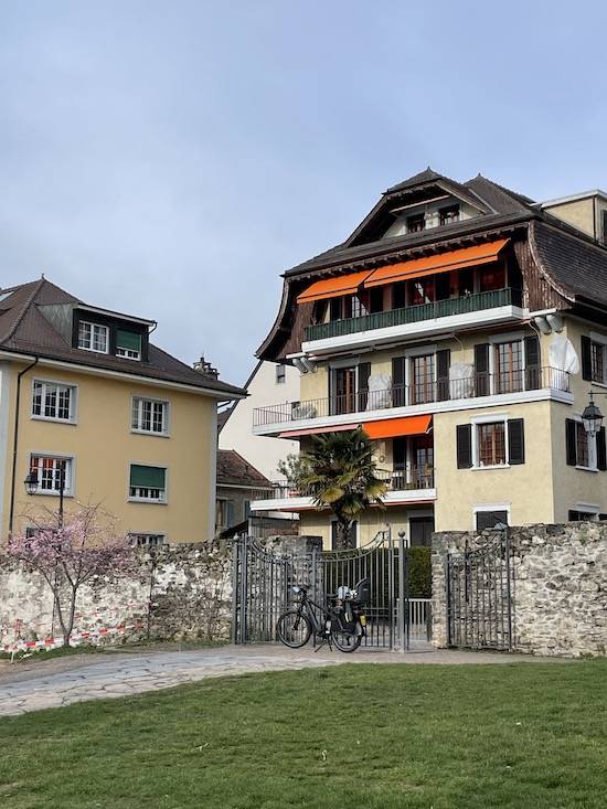 心理很大压力,买了特别厚的加长羽绒服,防滑防雪靴子,手套和墨镜等等