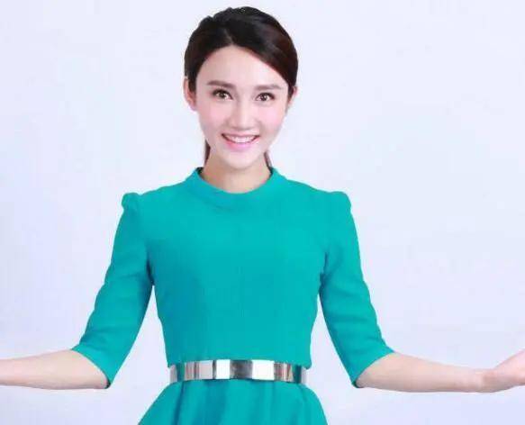 龙洋央视新宠财经主播到诗词传承者的华丽转身