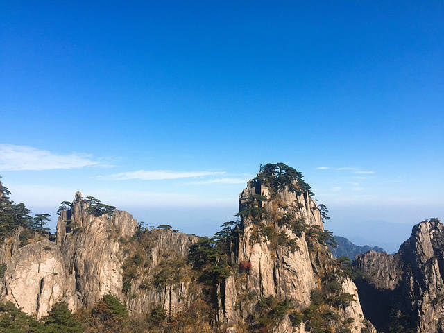 day2:前往黄山风景区>游览玉屏楼>迎客松>远眺天都峰>百步云梯>天海>