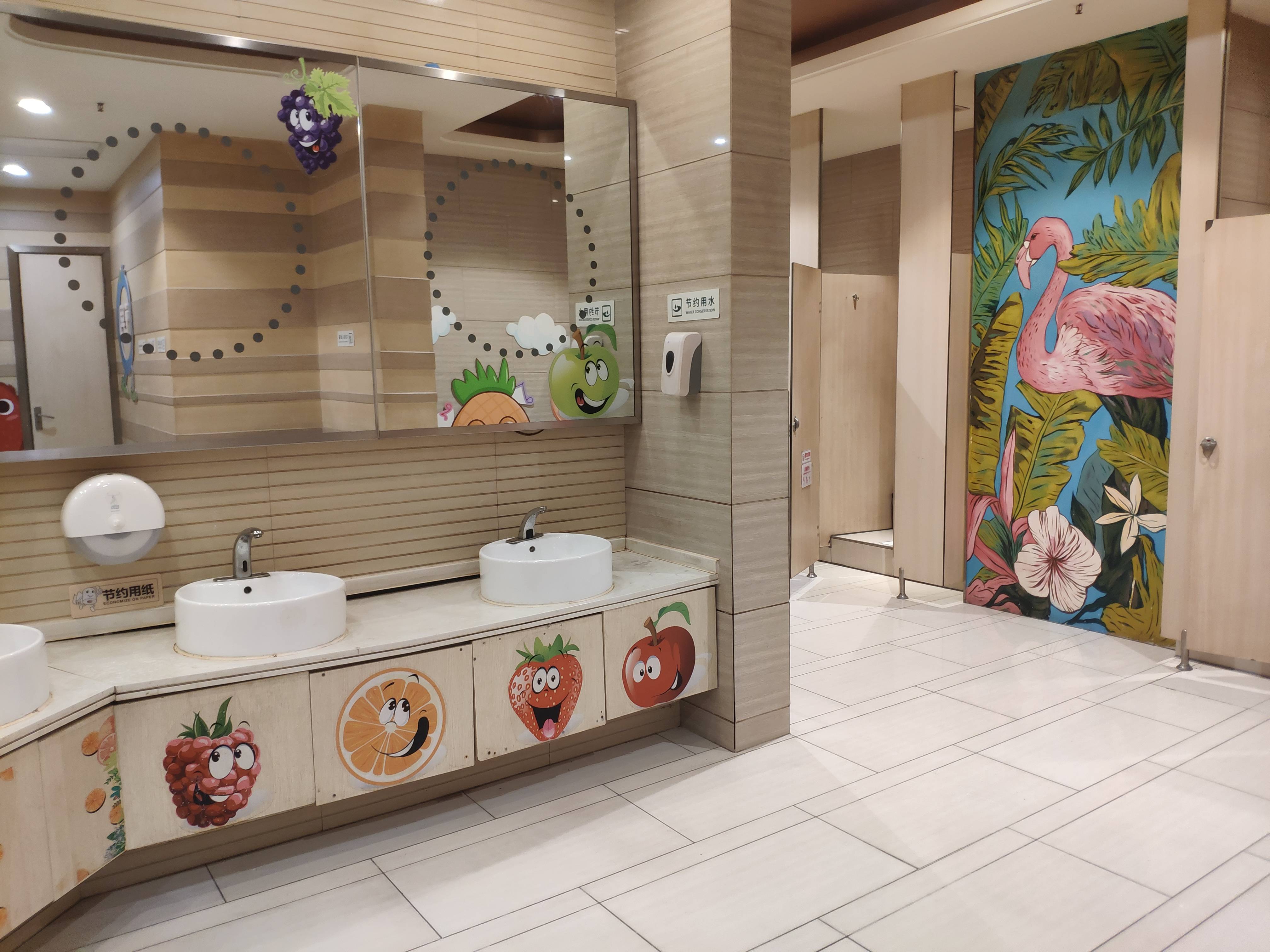 重庆一商场内亲子洗手间充满童趣 装饰风格宛如"儿童乐园"