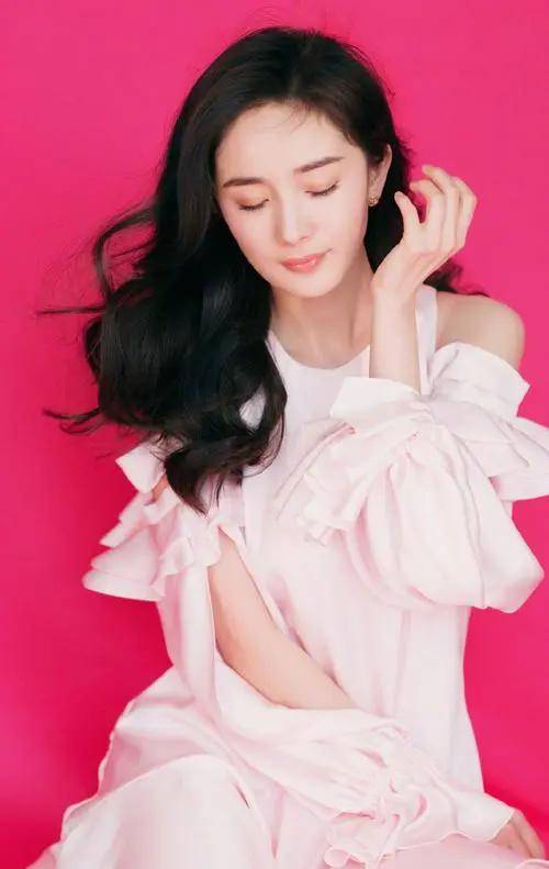 杨幂晒拥抱太阳照,小拇指成焦点,网友热议"同款"魅力