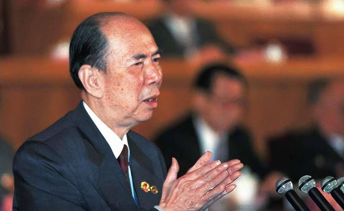 澳门回归前,一当地富商提醒"一定得有驻军",得中央回复:放心_马万祺