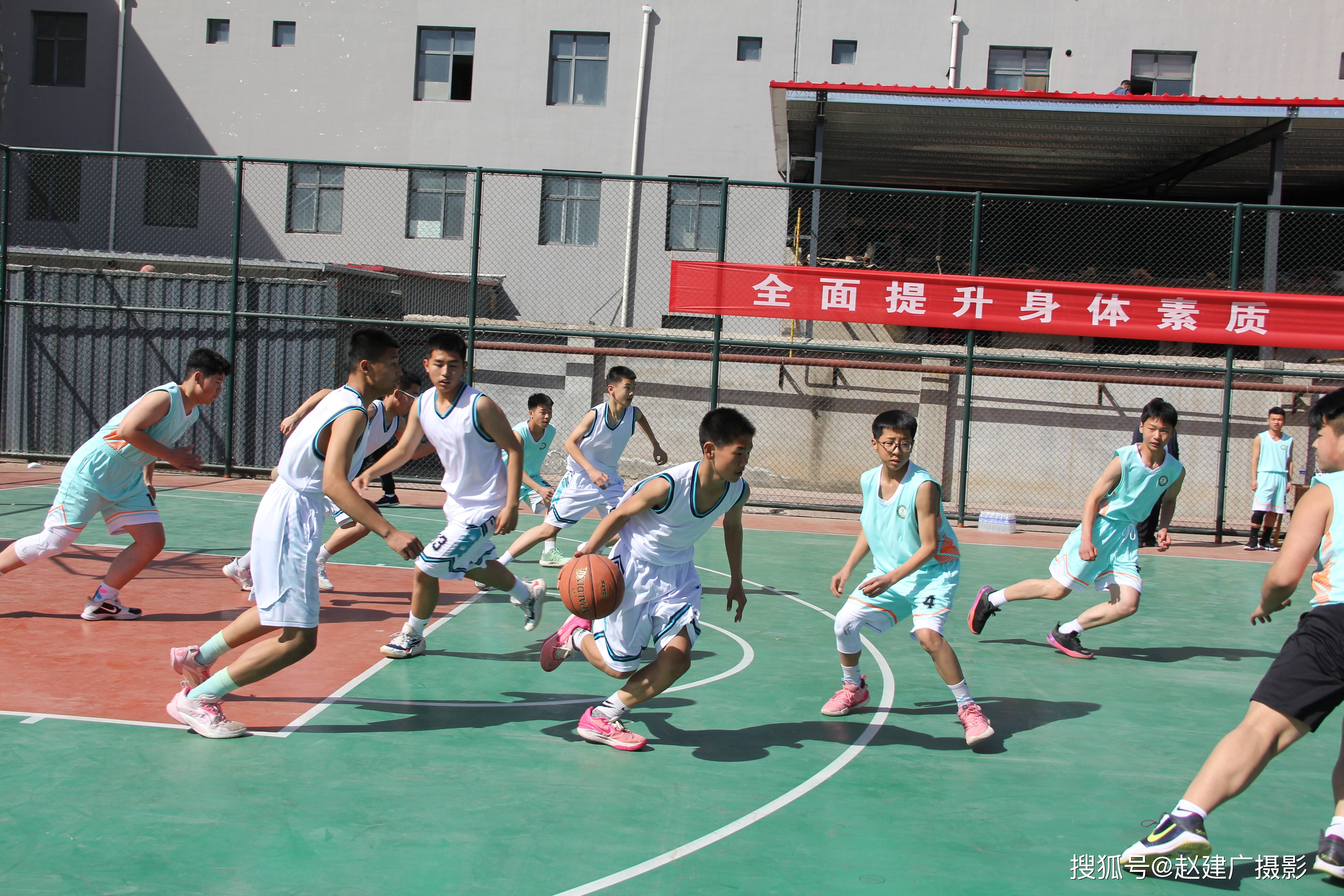 中学生篮球赛开幕
