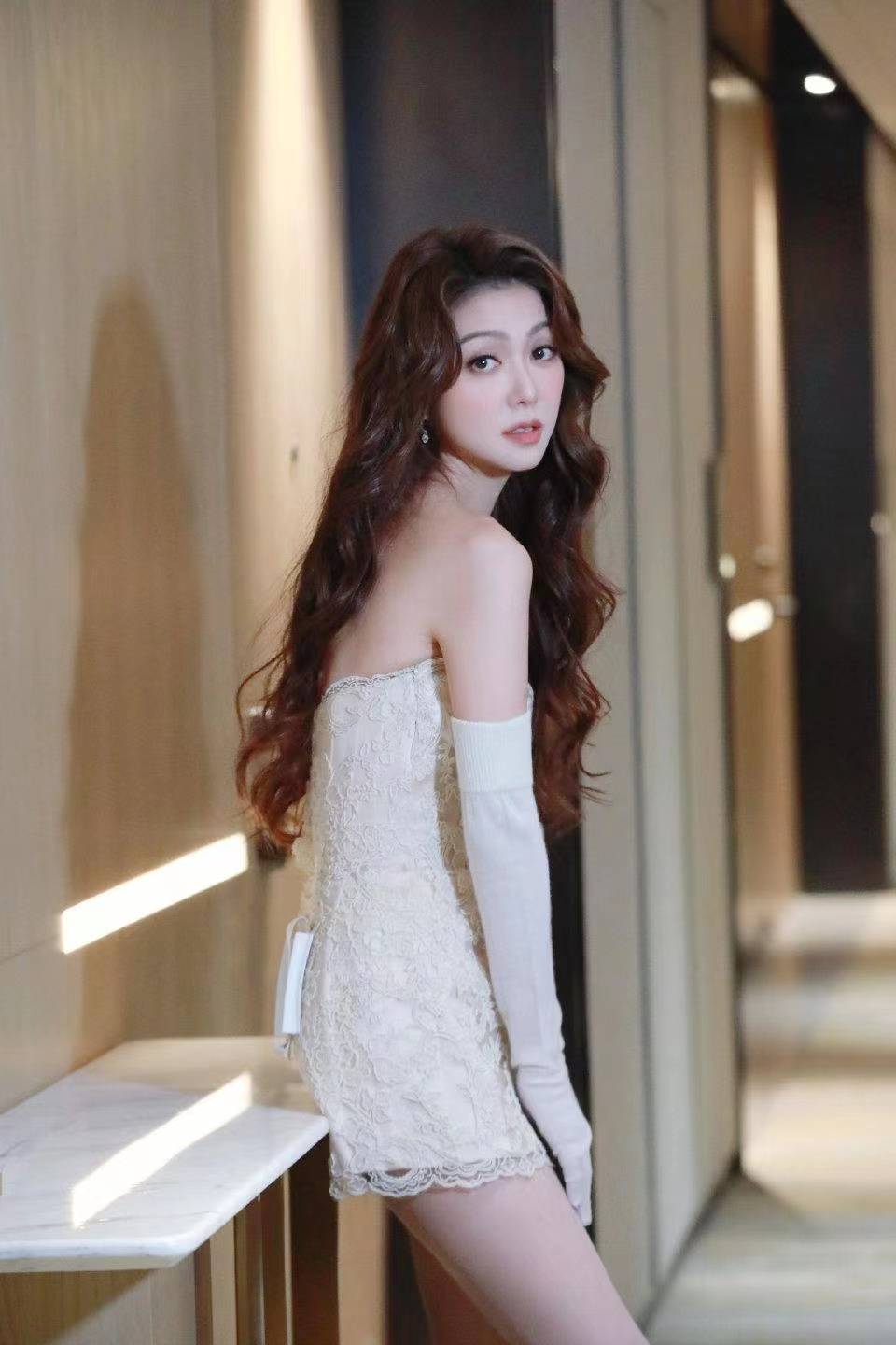 原创薛凯琪白色抹胸裙写真曝光白皙美腿红扑扑脸蛋魅力四溢撩人心弦