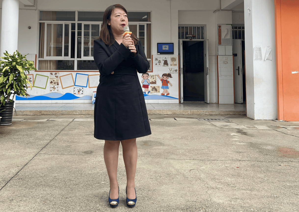 杨民摄昆明市白沙河中学校开展交通安全宣传活动.
