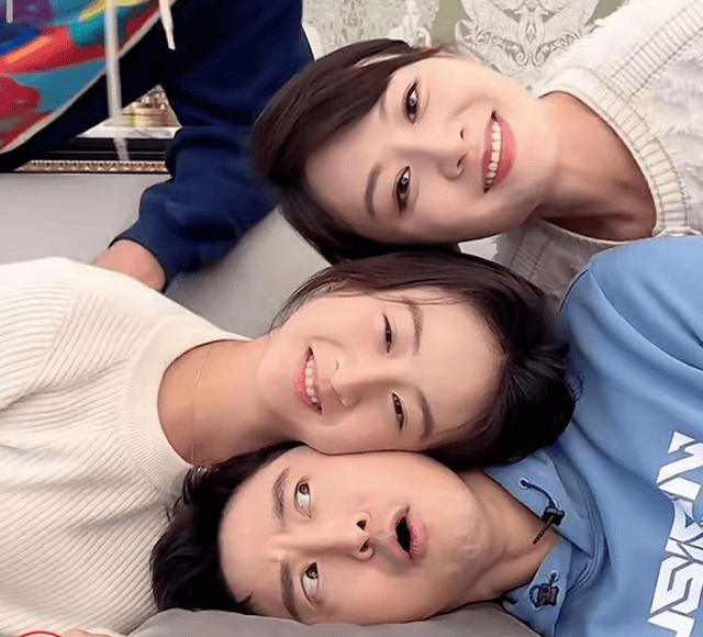 原创田亮与家人玩叠叠乐一家四口脸贴脸笑容灿烂共用一张脸超抢镜