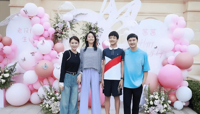 原创田亮与家人玩叠叠乐一家四口脸贴脸笑容灿烂共用一张脸超抢镜