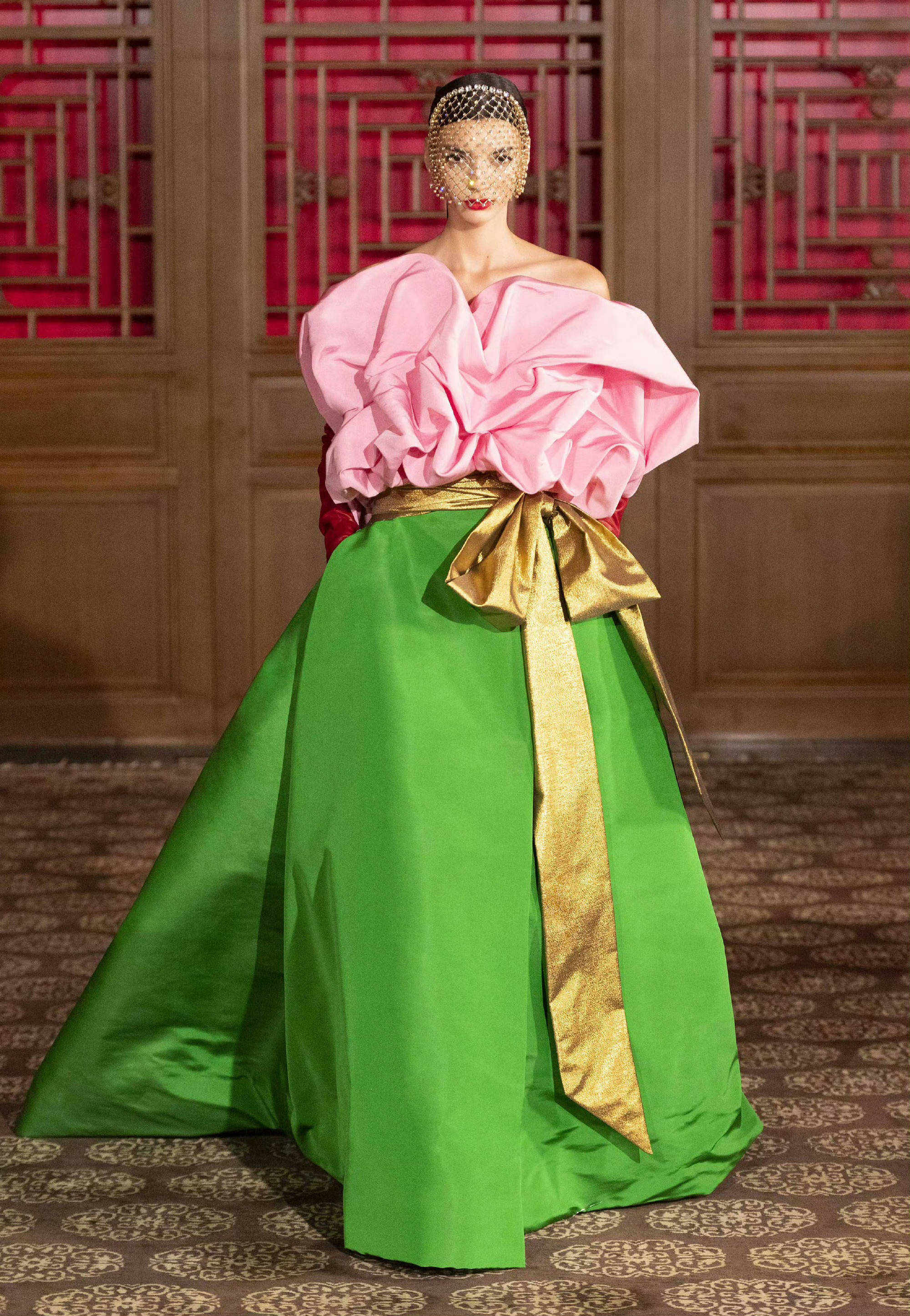 掀起了一股"粉色浪潮",他与pantone合作打造了一个专属的"粉色实验室"