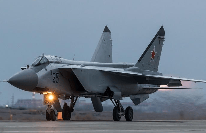 美军b1轰炸机一次突袭48枚导弹可消灭俄舰队米格31已锁定美机