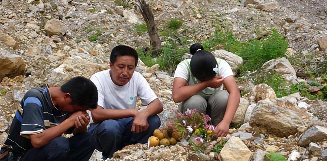 而陈大桂,杨欢两人在照片里依旧笑容灿烂.