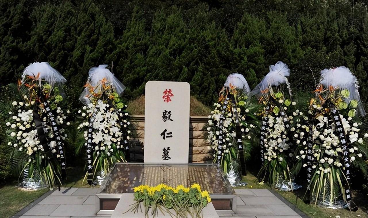 原创荣毅仁追悼会学生请假送行儿子颤抖双手与前来吊唁的人们握手