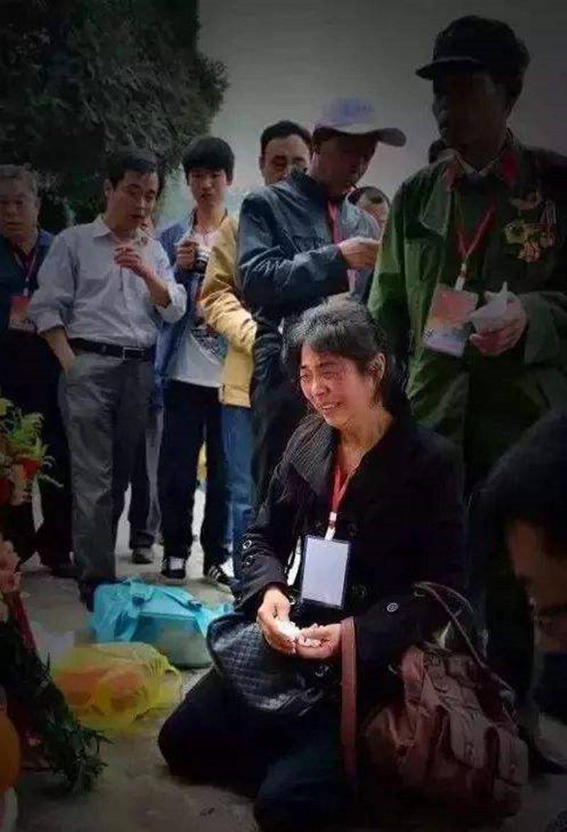 壮士牺牲,未婚妻成为弟媳守家35年,扫墓时,3500名军人起立敬礼_石庆才