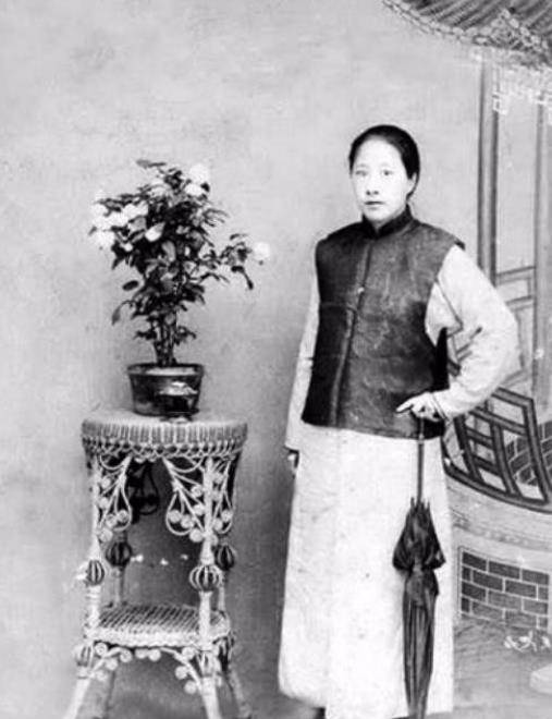 原创秋瑾遇难后无人敢收尸儿女被人悄悄收养长大后十分出色